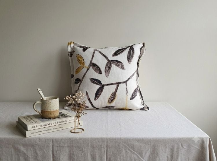 COJIN LUJO 50 CM X 50 CM GRIS CLARO ESTAMPADO ENREDADERA TERRA UNIDAD - 3