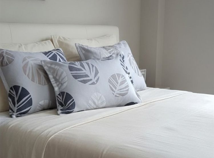 COJIN LUJO 35 CM X 50 CM GRIS CLARO ESTAMPADO HOJAS GRIS UNIDAD - 2