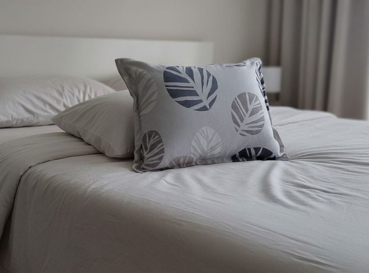 COJIN LUJO 35 CM X 50 CM GRIS CLARO ESTAMPADO HOJAS GRIS UNIDAD - 4