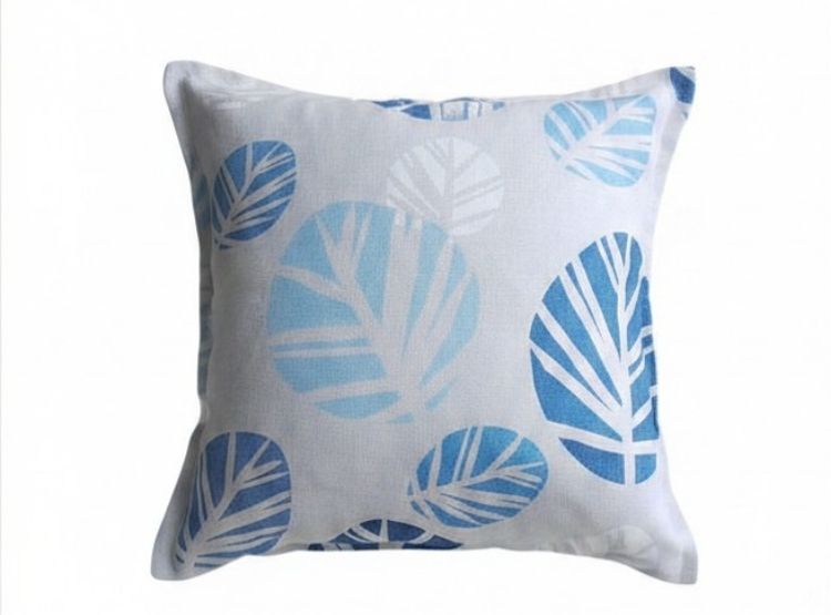 COJIN LUJO 50 CM X 50 CM GRIS CLARO ESTAMPADO HOJAS CELESTE UNIDAD - 1