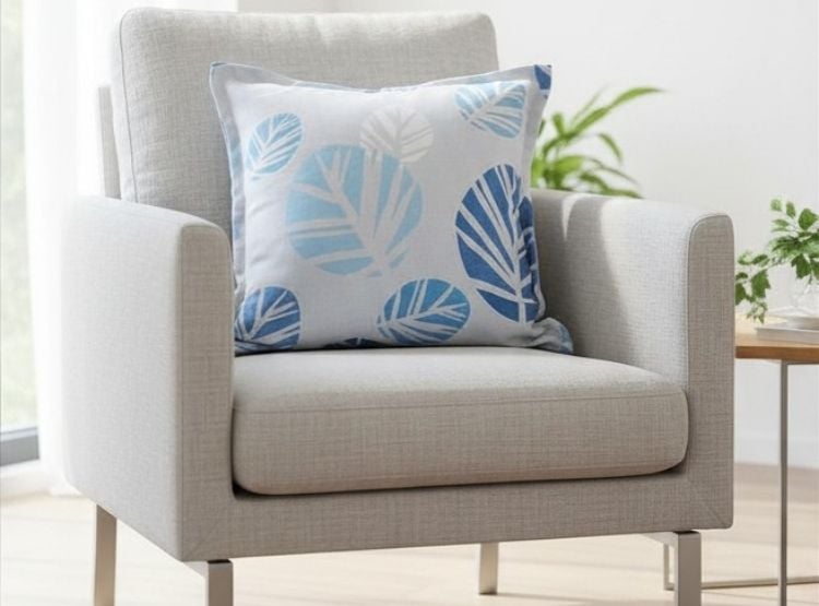COJIN LUJO 50 CM X 50 CM GRIS CLARO ESTAMPADO HOJAS CELESTE UNIDAD - 2