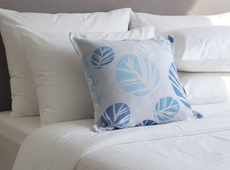 COJIN LUJO 50 CM X 50 CM GRIS CLARO ESTAMPADO HOJAS CELESTE UNIDAD - 3