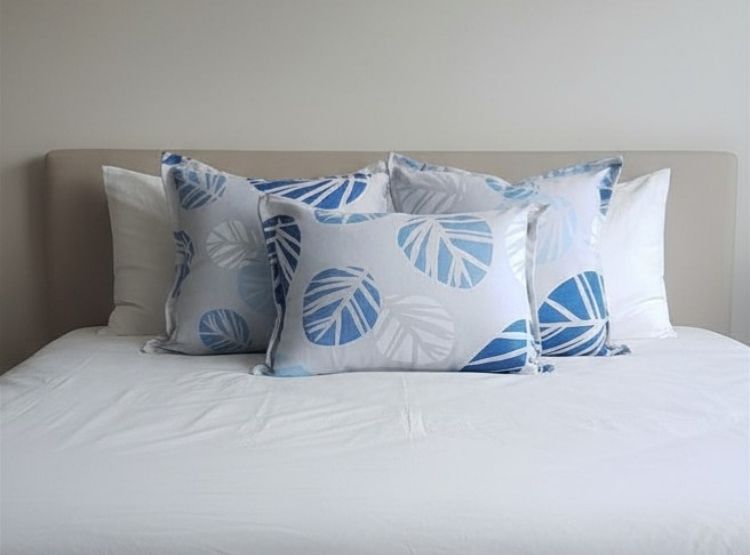 COJIN LUJO 35 CM X 50 CM GRIS CLARO ESTAMPADO HOJAS CELESTE UNIDAD - 4