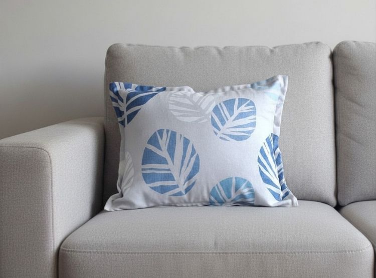 COJIN LUJO 35 CM X 50 CM GRIS CLARO ESTAMPADO HOJAS CELESTE UNIDAD - 5