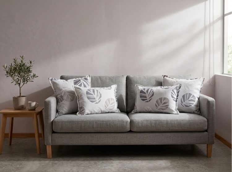 COJIN LUJO 50 CM X 50 CM GRIS CLARO ESTAMPADO HOJAS GRIS UNIDAD - 5