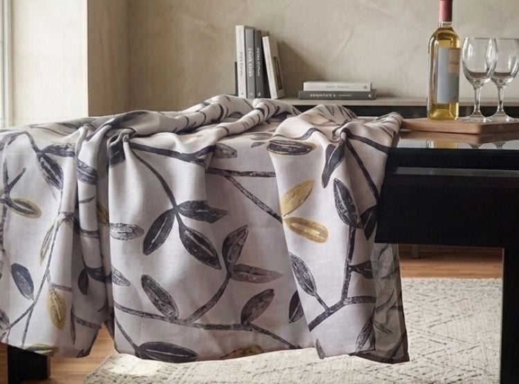 MANTEL DE MESA LUJO 130 CM X 320 CM GRIS CLARO ESTAMPADO ENREDADERA TERRA - 1