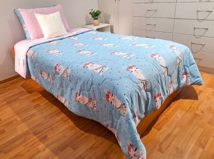 EDREDÓN LUJO 1.5 PLAZAS CELESTE ESTAMPADO REVERSIBLE CON JUEGO DE SÁBANAS 5 PIEZAS - 1
