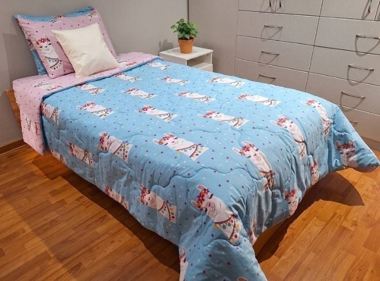 EDREDÓN LUJO 1.5 PLAZAS CELESTE ESTAMPADO REVERSIBLE CON JUEGO DE SÁBANAS 5 PIEZAS - 1