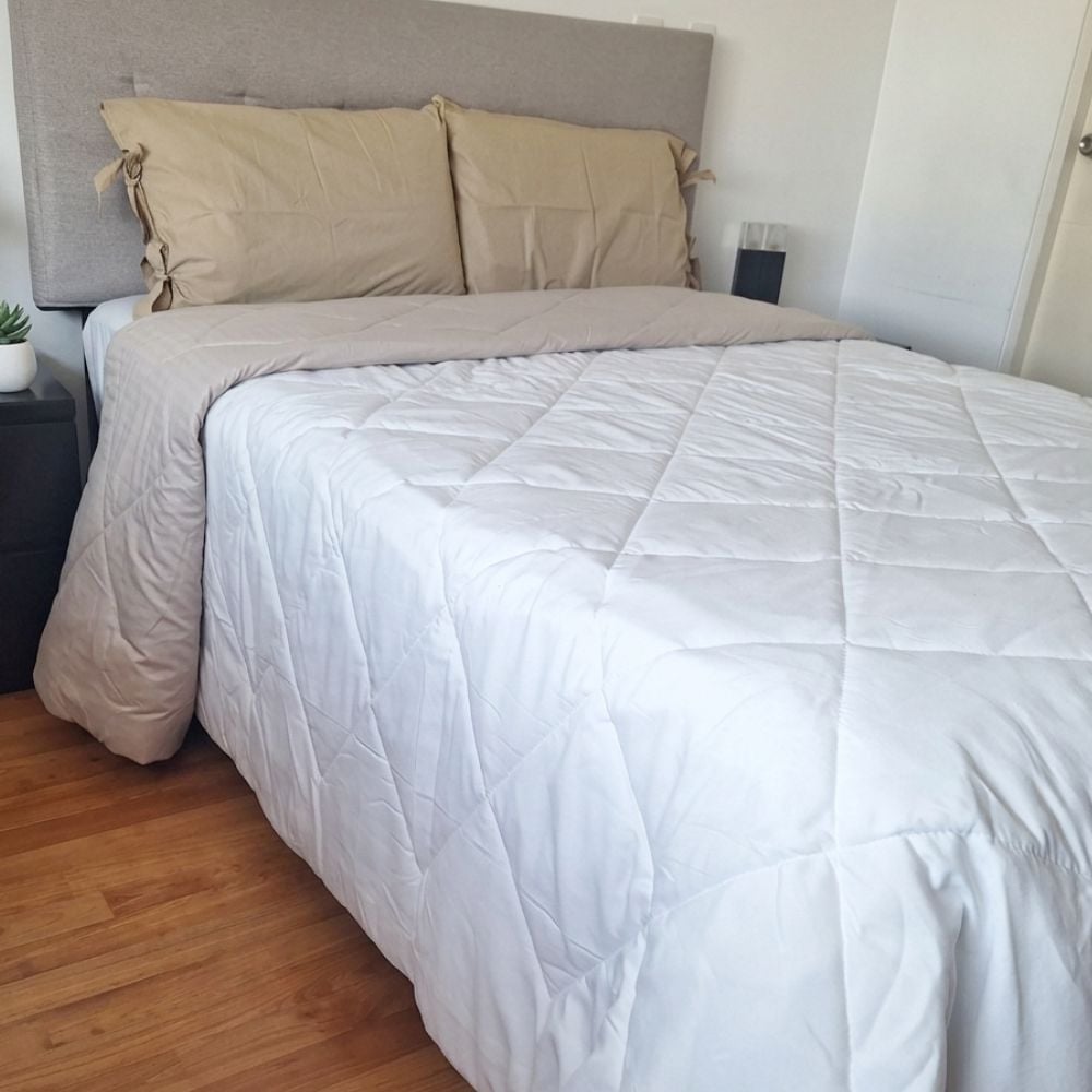 EDREDÓN LUJO 1.5 PLAZAS BEIGE Y CREMA REVERSIBLE CON JUEGO DE SÁBANAS 5 PIEZAS - 1
