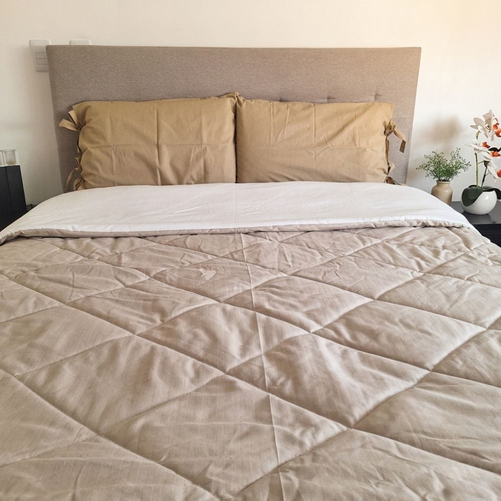 EDREDÓN LUJO 1.5 PLAZAS BEIGE Y CREMA REVERSIBLE CON JUEGO DE SÁBANAS 5 PIEZAS - 2