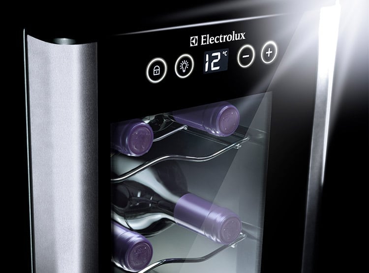 CAVA DE VINO ELECTROLUX 12 BOTELLAS ERW122XAMB VINERA NEGRO - 4