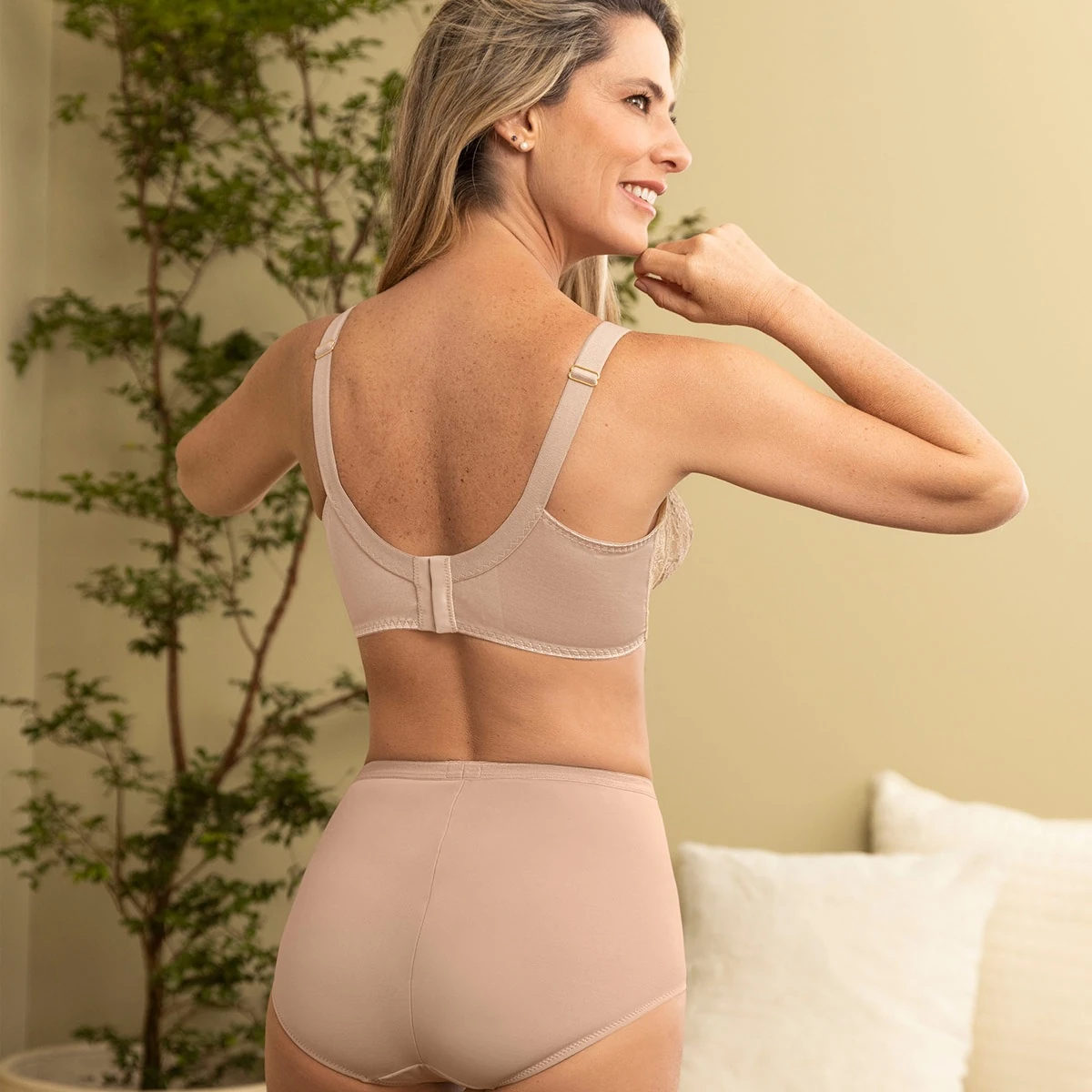 BRASIER CON COPAS COMPLETAS EN ENCAJE DE BUEN CUBRIMIENTO - 4