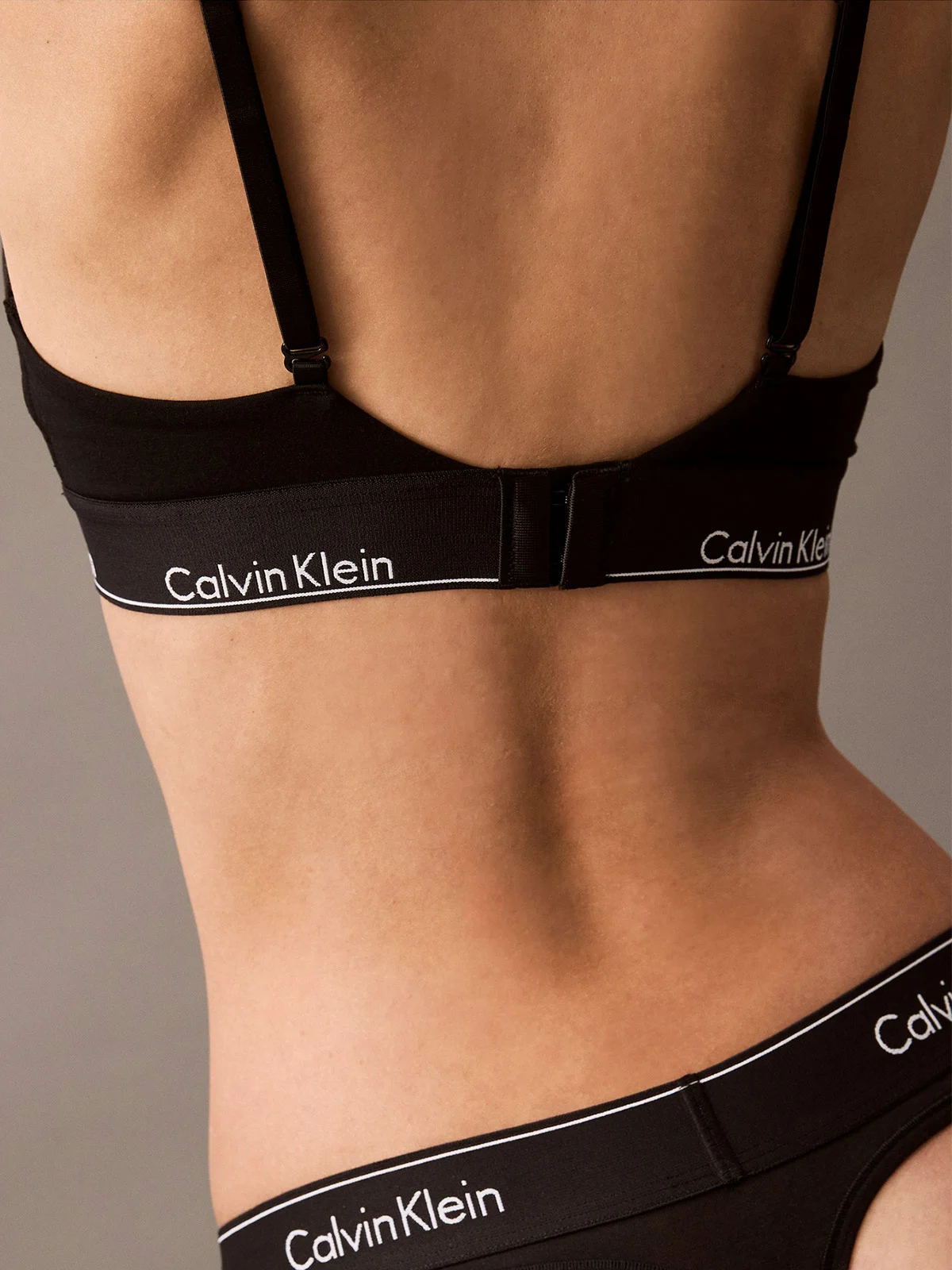 SOSTÉN MUJER CALVIN KLEIN - 6