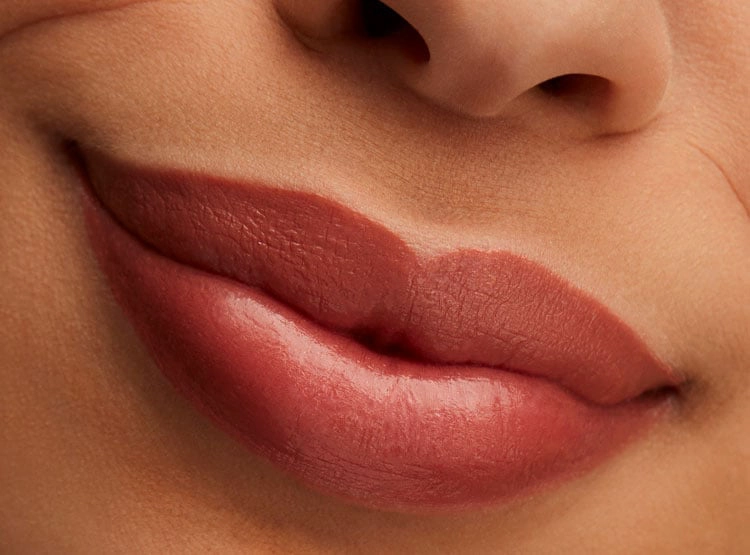 LABIAL MAC LUSTREGLASS LIPSTICK HUG ME - 4