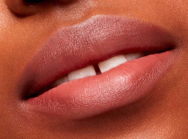 LABIAL MAC POWDER KISS VELVET BLUR SLIM STICK OVER THE TAUPE - 2