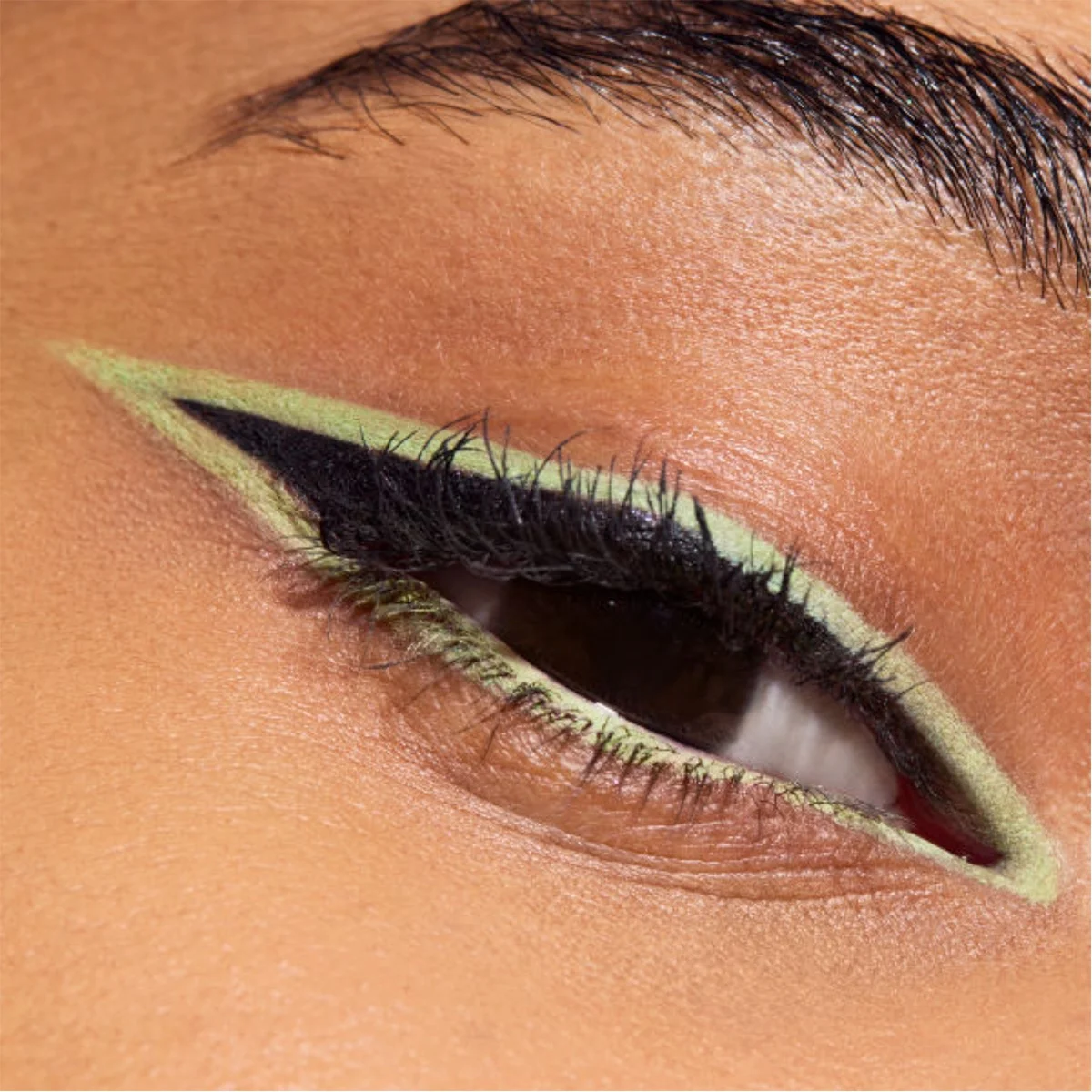 DELINEADOR DE OJOS EN GEL MAC COLOUR EXCESS EN EL TONO MINTY FRESH - 3