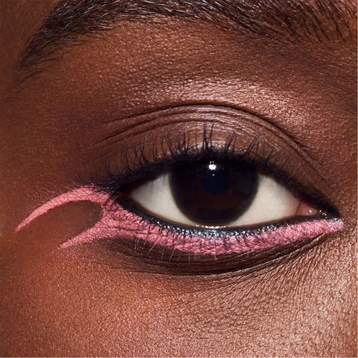 DELINEADOR DE OJOS EN GEL MAC COLOUR EXCESS EN EL TONO STRAWBERRY MILK - 4