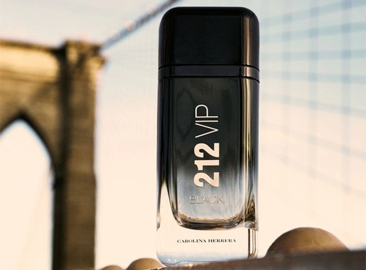 PERFUME CAROLINA HERRERA 212 VIP BLACK HOMBRE EDP 100ML - 2