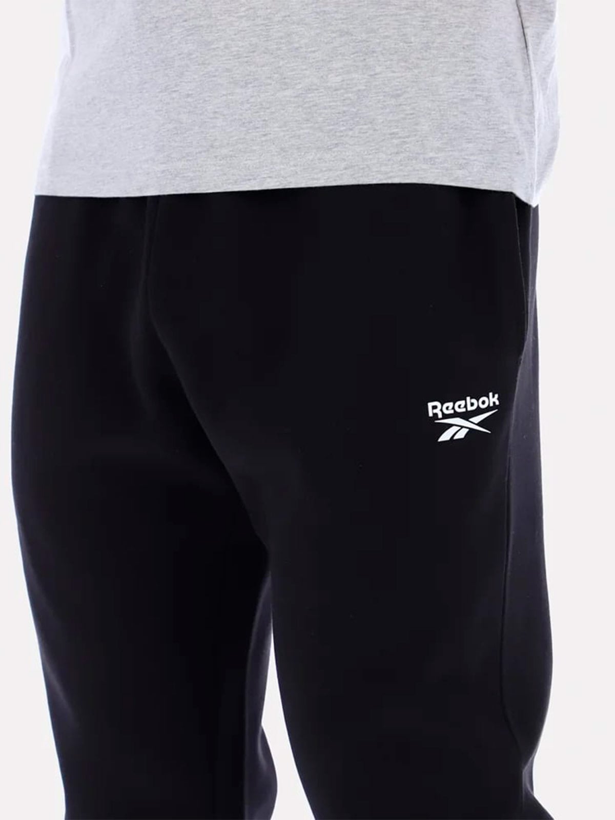 PANTALÓN DE BUZO HOMBRE REEBOK ANDRE SMALL LOGO CUFFED - 4
