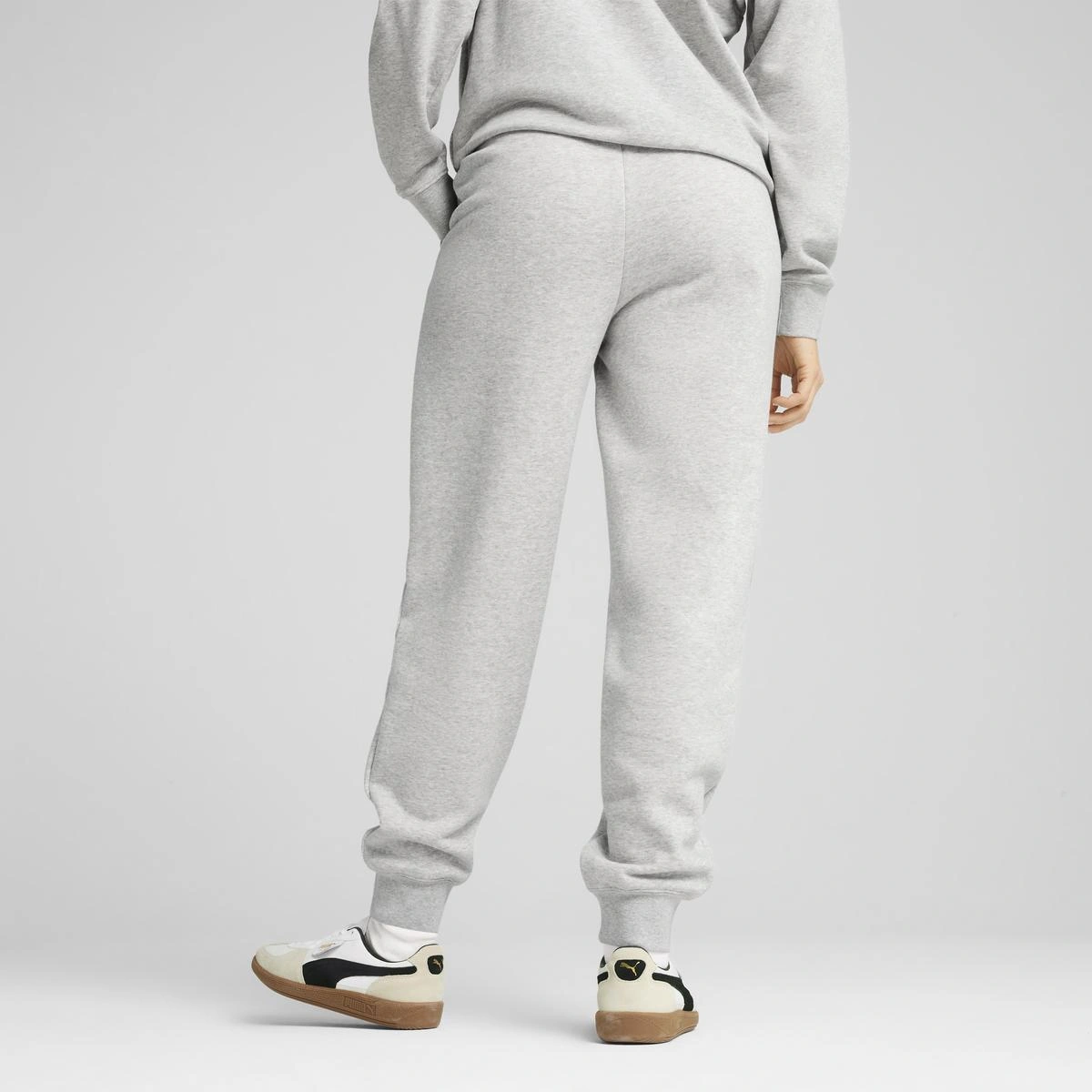 PANTALÓN BUZO MUJER PUMA LOGO COMFO GRIS - 6