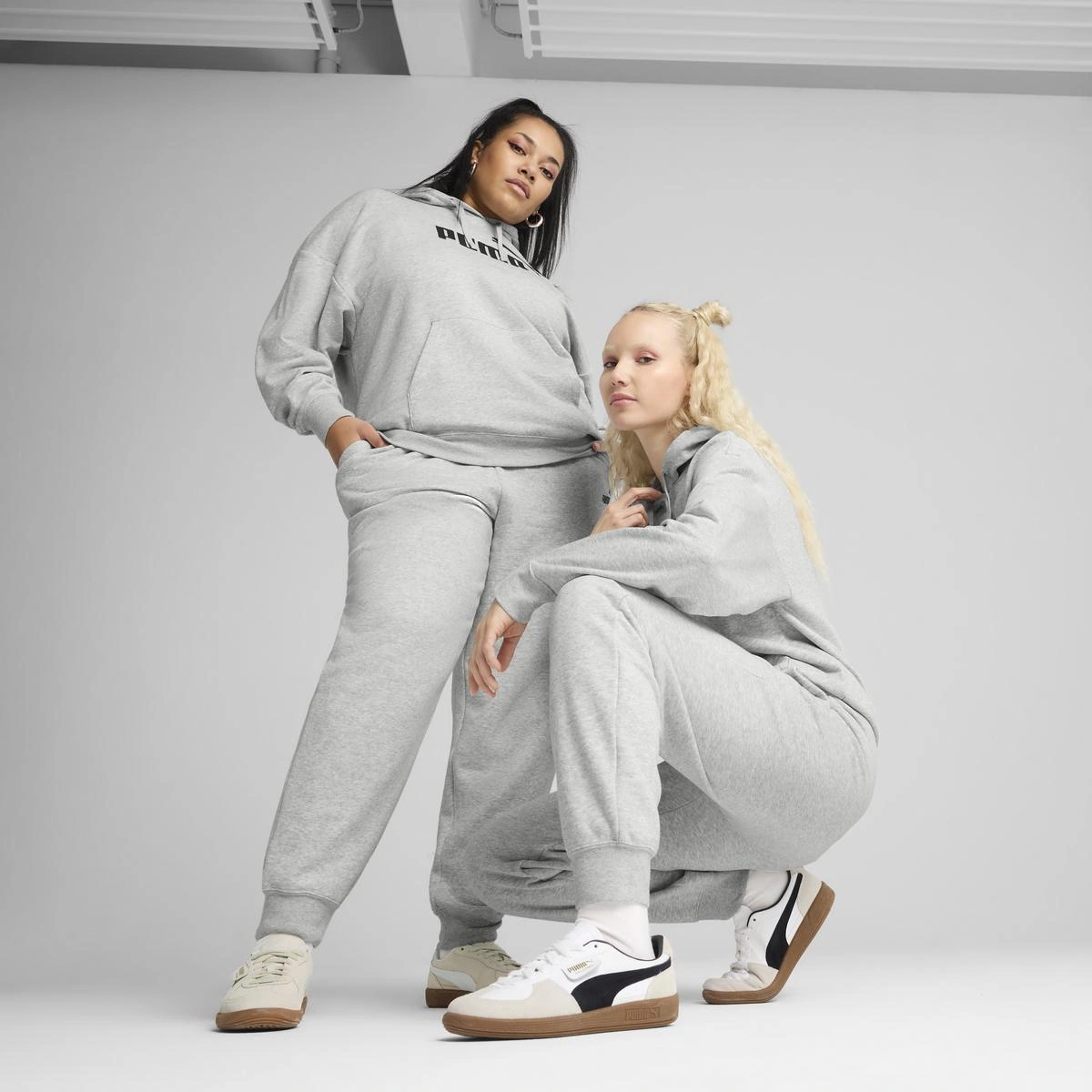 PANTALÓN BUZO MUJER PUMA LOGO COMFO GRIS - 3