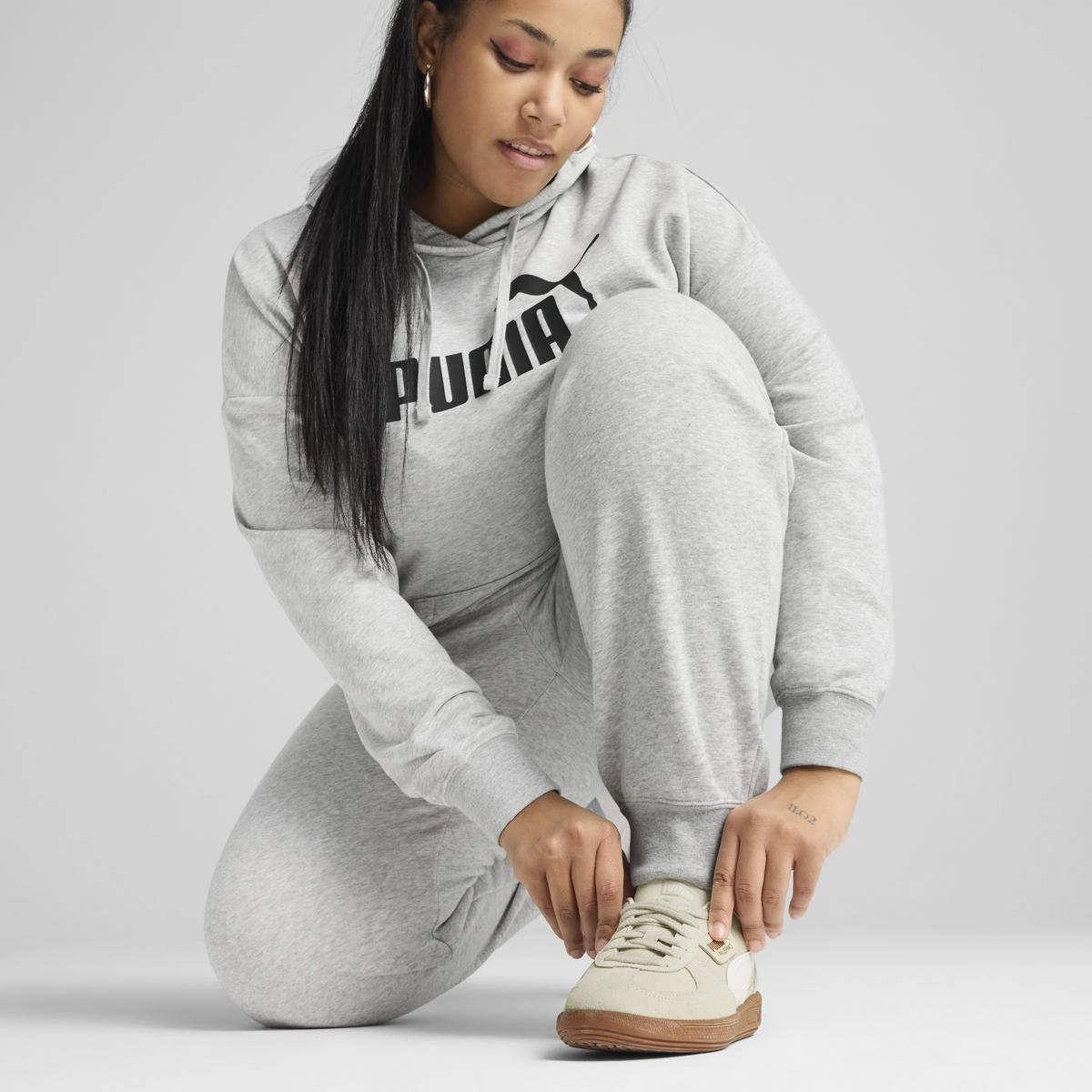 PANTALÓN BUZO MUJER PUMA LOGO COMFO GRIS - 4