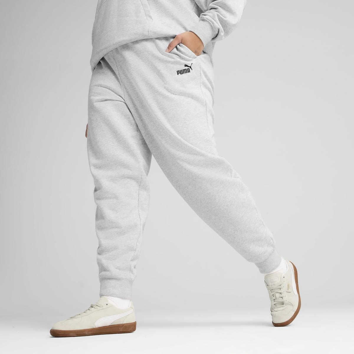 PANTALÓN BUZO MUJER PUMA LOGO COMFO GRIS - 5