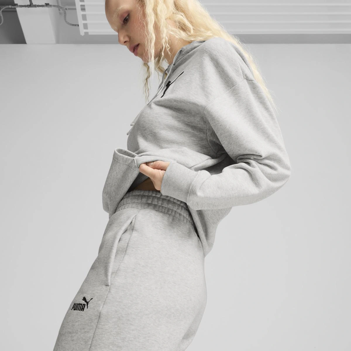 PANTALÓN BUZO MUJER PUMA LOGO COMFO GRIS - 7