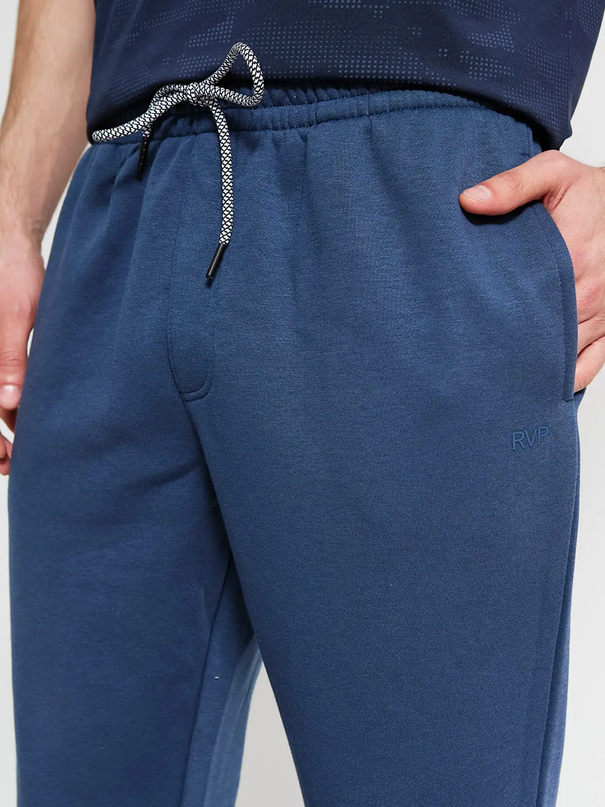 PANTALÓN DE BUZO HOMBRE REVUP PUÑO Q4 SS26 - 4