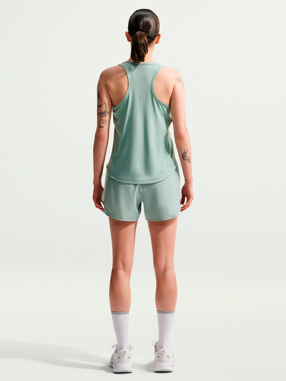 SHORT DEPORTIVO MUJER NIKE VERDE TEMPO - 3