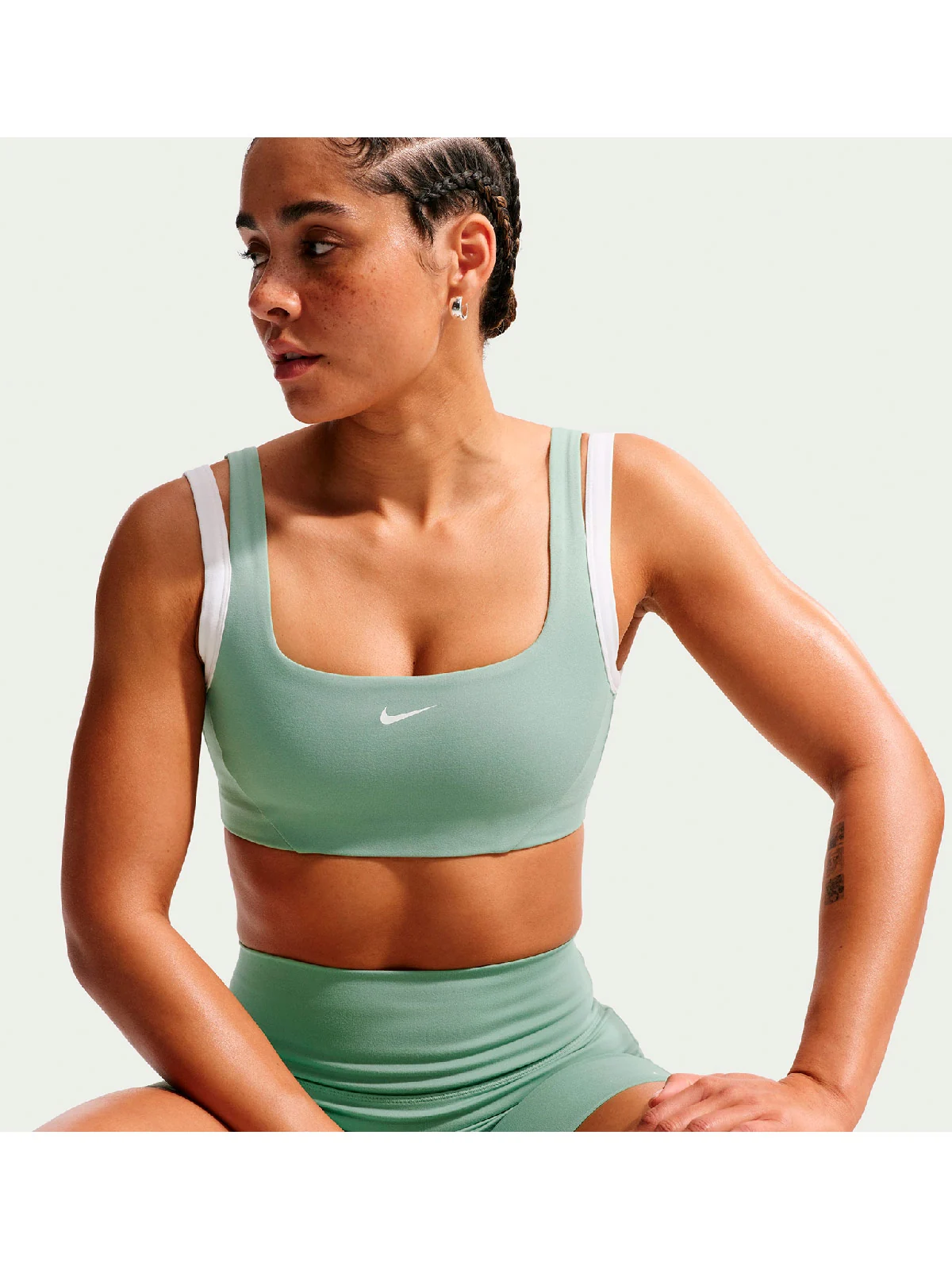TOP DEPORTIVO MUJER NIKE VERDE ONE - 2