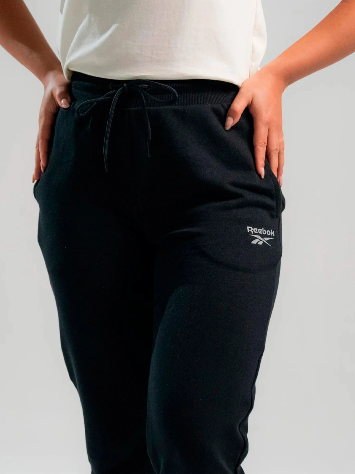 PANTALÓN BUZO ALGODÓN MUJER REEBOK NEGRO CUFF - 2