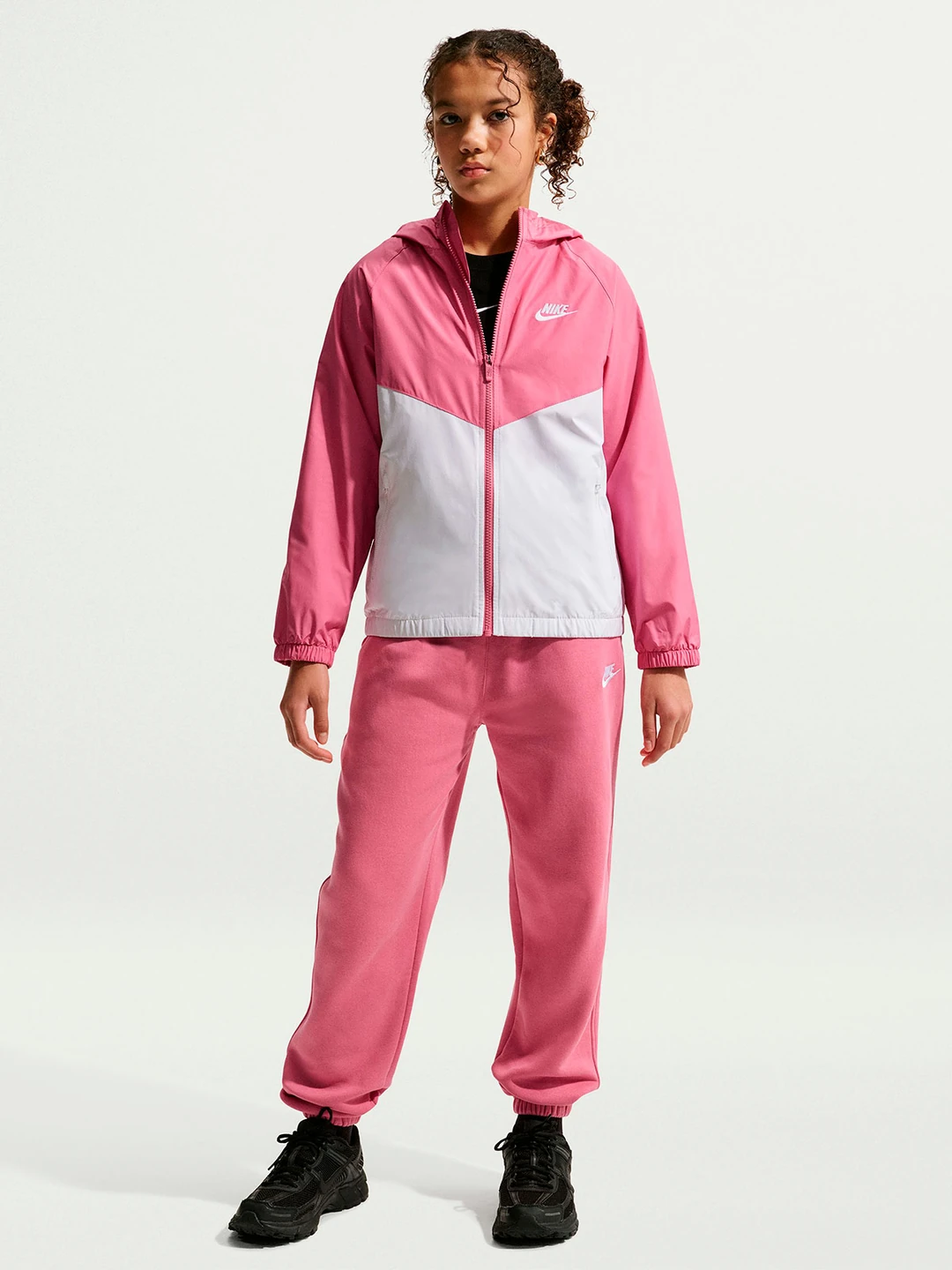 CASACA DEPORTIVA INFANTIL UNISEX NIKE ROSADO SPORTSWEAR WINDRUNNER - 1