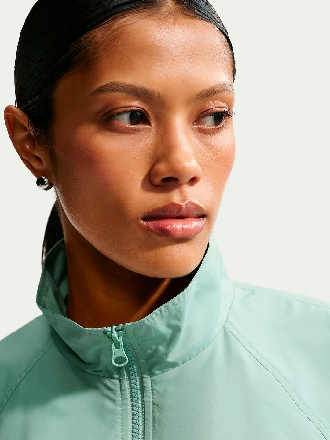 CASACA DEPORTIVA MUJER NIKE VERDE TRACK - 5