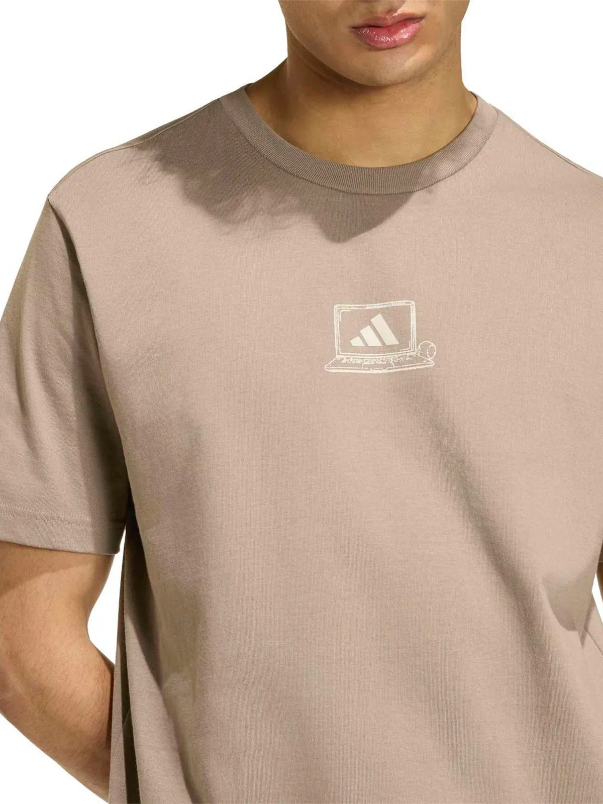POLO HOMBRE ADIDAS GRAPHIC CLOCKED IN OFFICE - 3