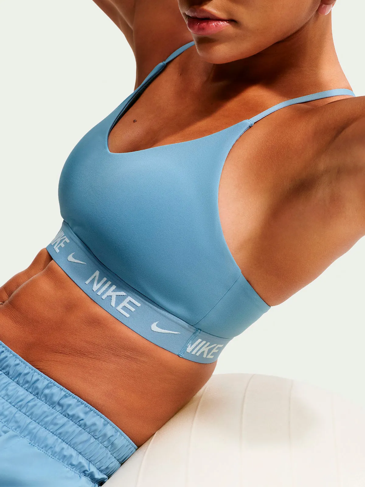 TOP DEPORTIVO MUJER NIKE ACERO - 2