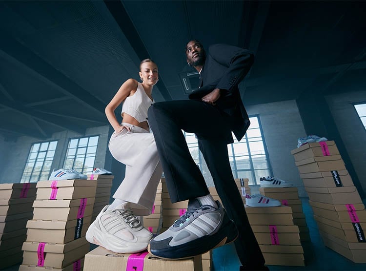 Ripley - ZAPATILLAS MUJER ADIDAS URBANAS GRIS OZELLE CUERO