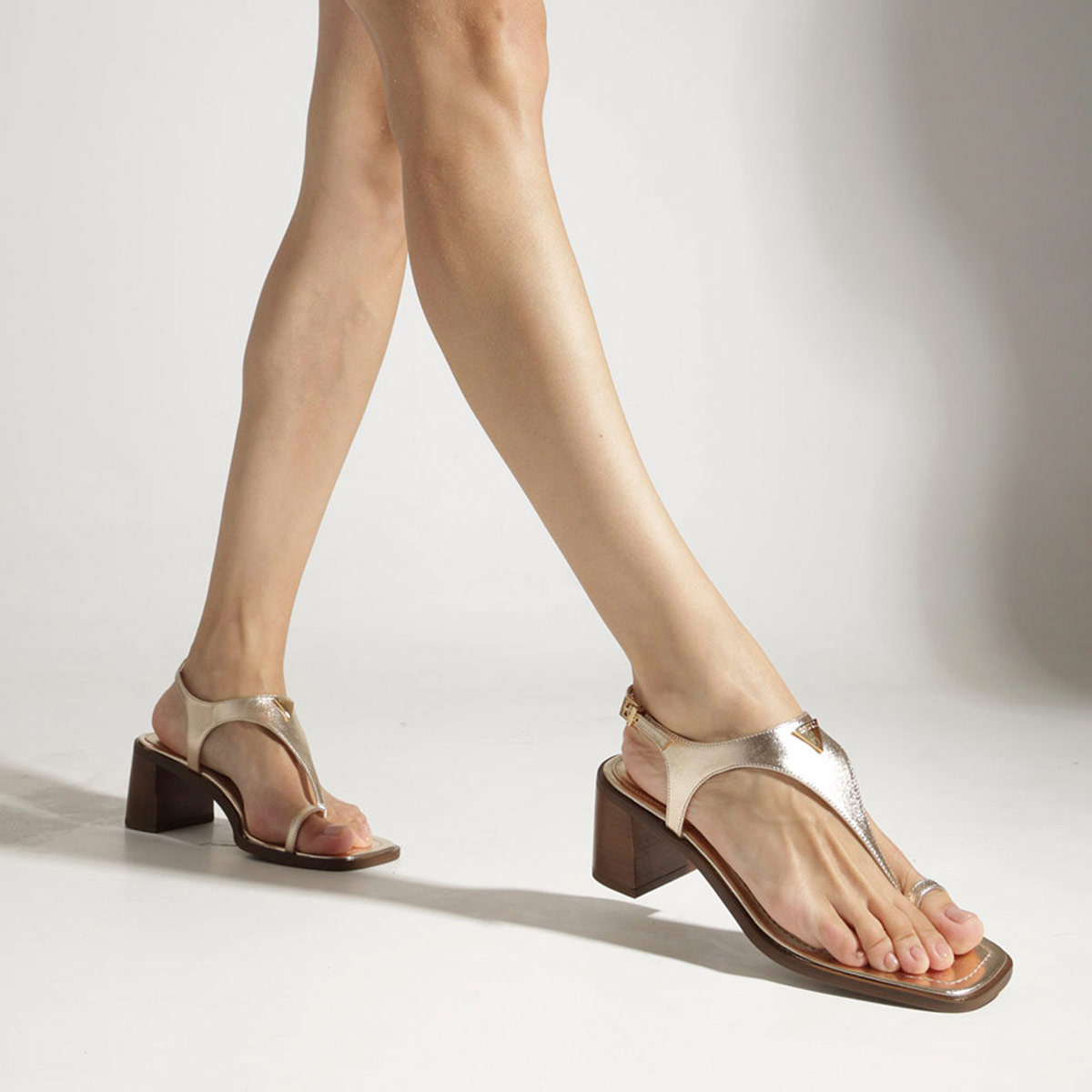 SANDALIAS CUERO MUJER SCHUTZ DORADO - 4