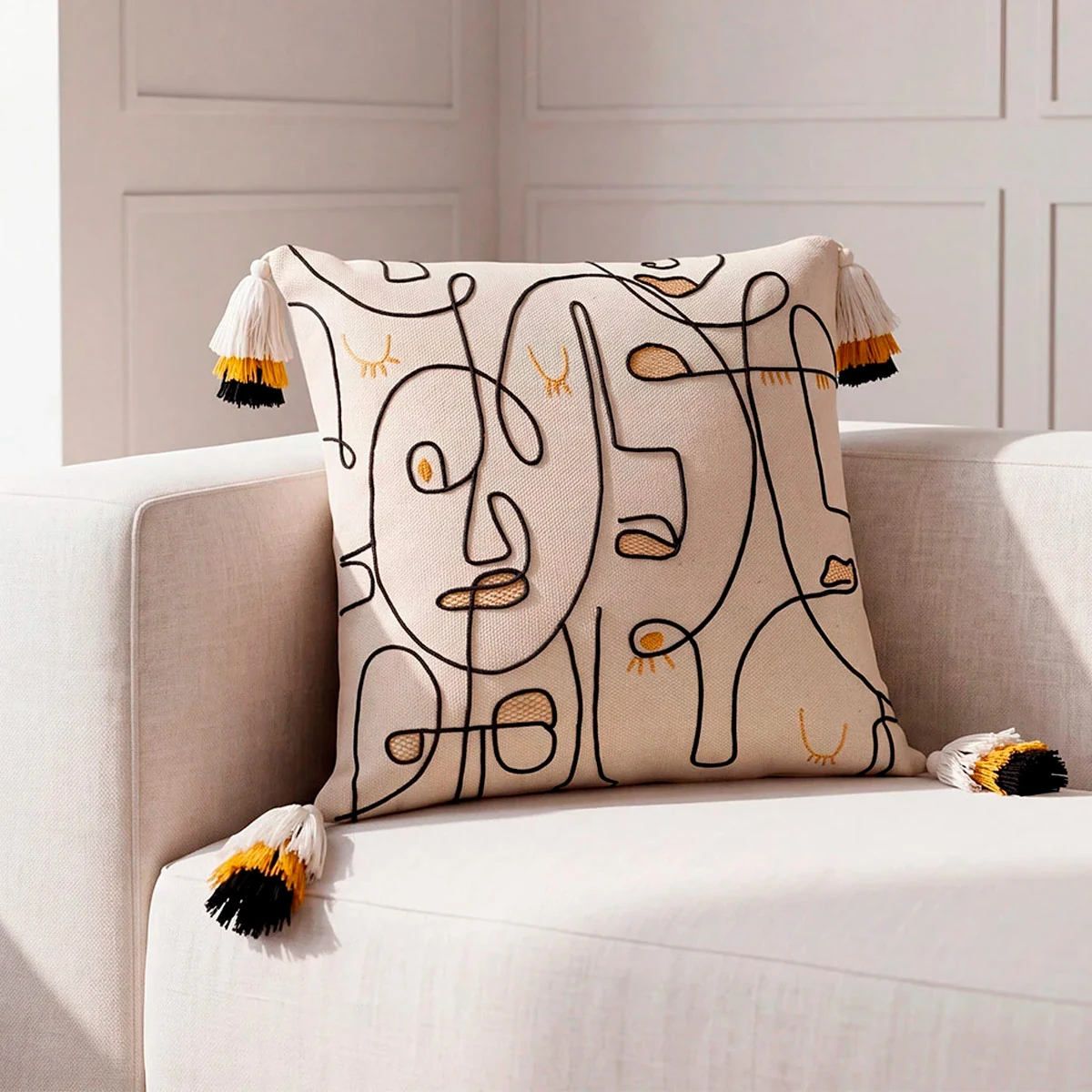 COJÍN RIPLEY HOME CARAS POMPON 45X45 CM - 1