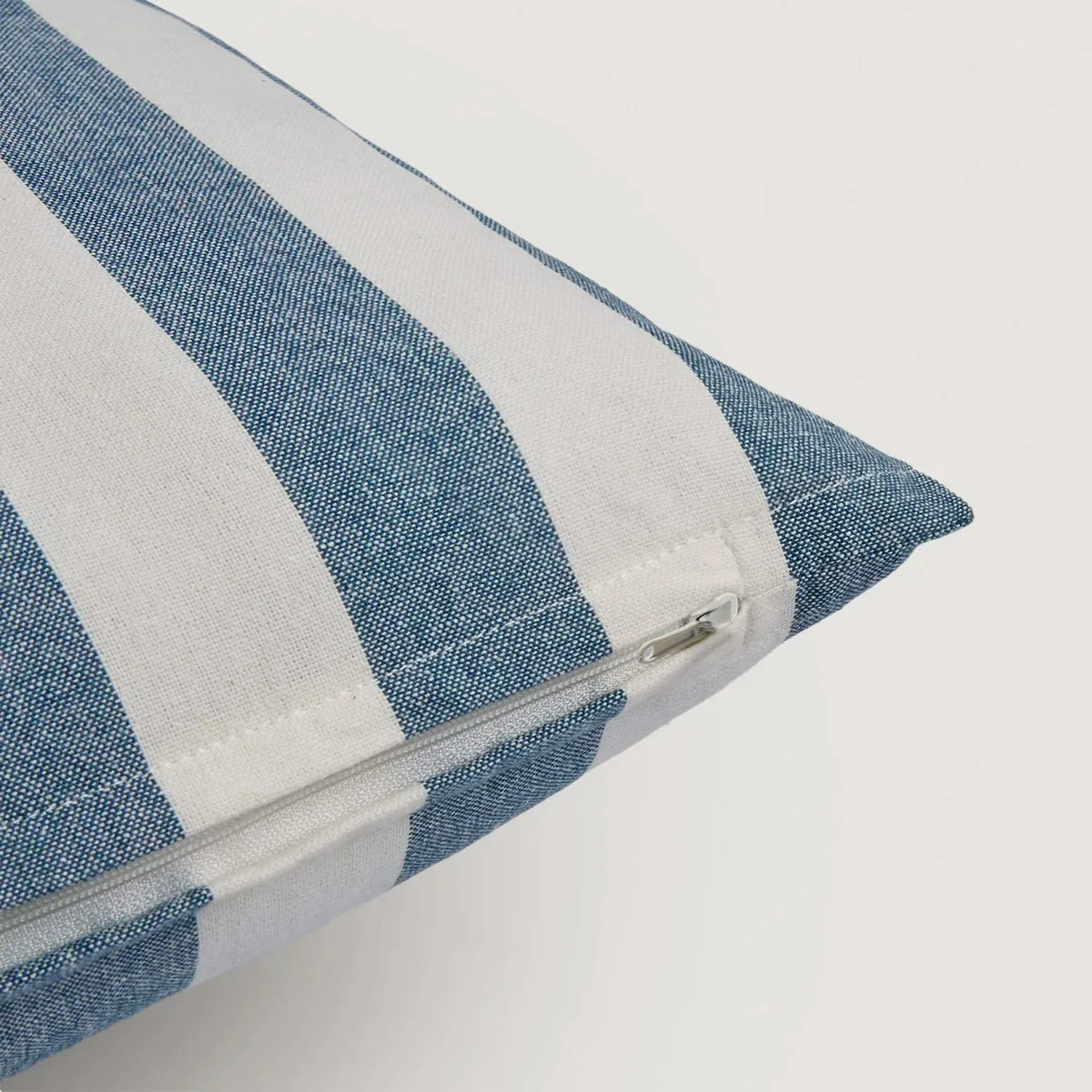 COJÍN RIPLEY HOME LÍNEAS 50X50 CM AZUL ACERO - 3