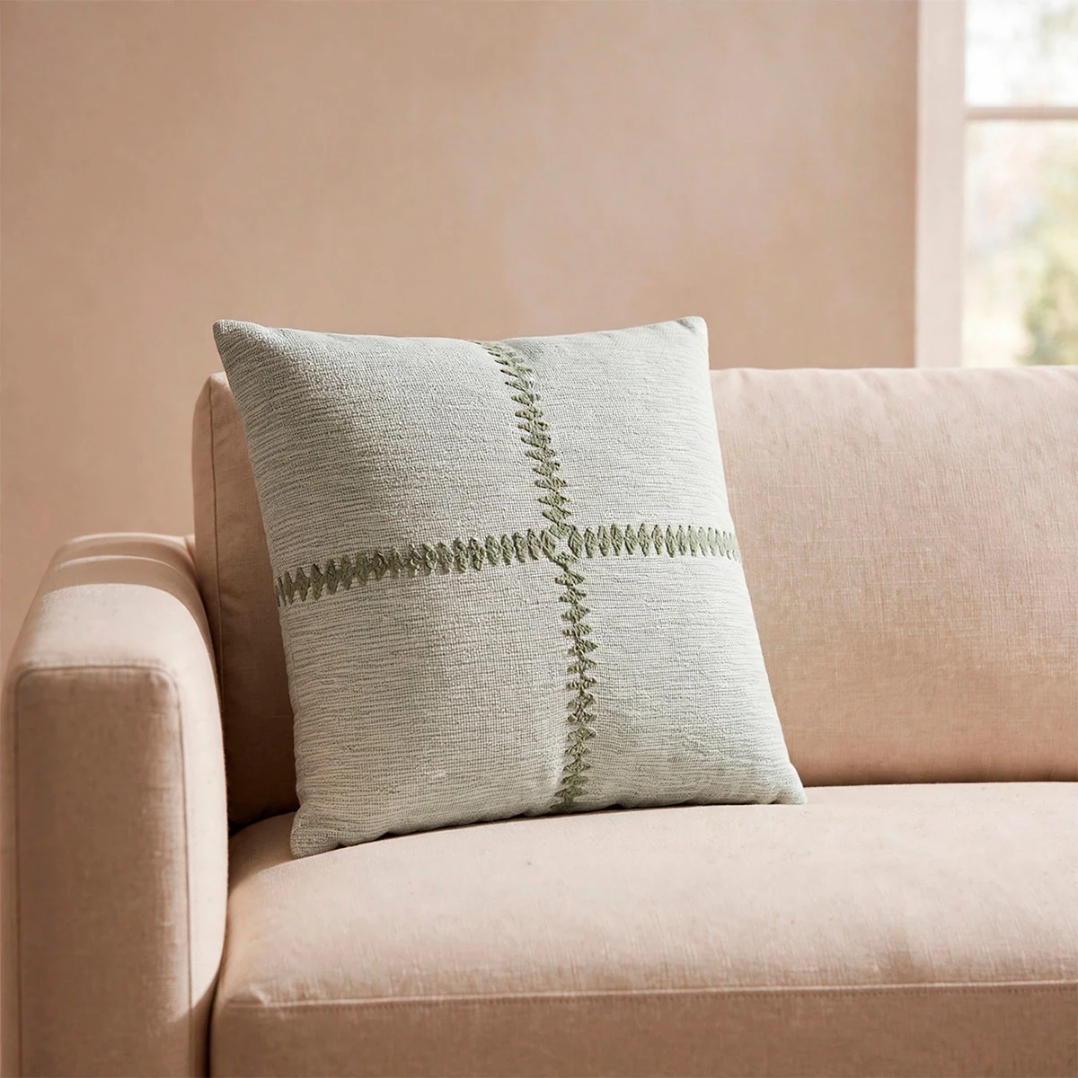 COJÍN RIPLEY HOME BORDADO CRUZ 45X45 CM VERDE - 1