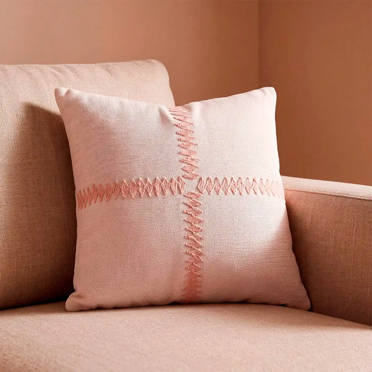COJÍN RIPLEY HOME BORDADO CRUZ 45X45 CM ROSA - 1