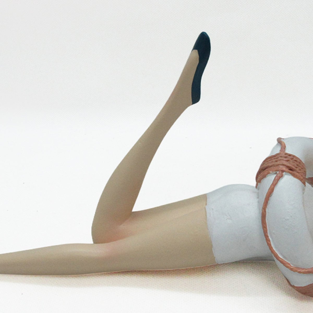 FIGURA DECORATIVA RIPLEY HOME MUJER ECHADA MARINO - 2