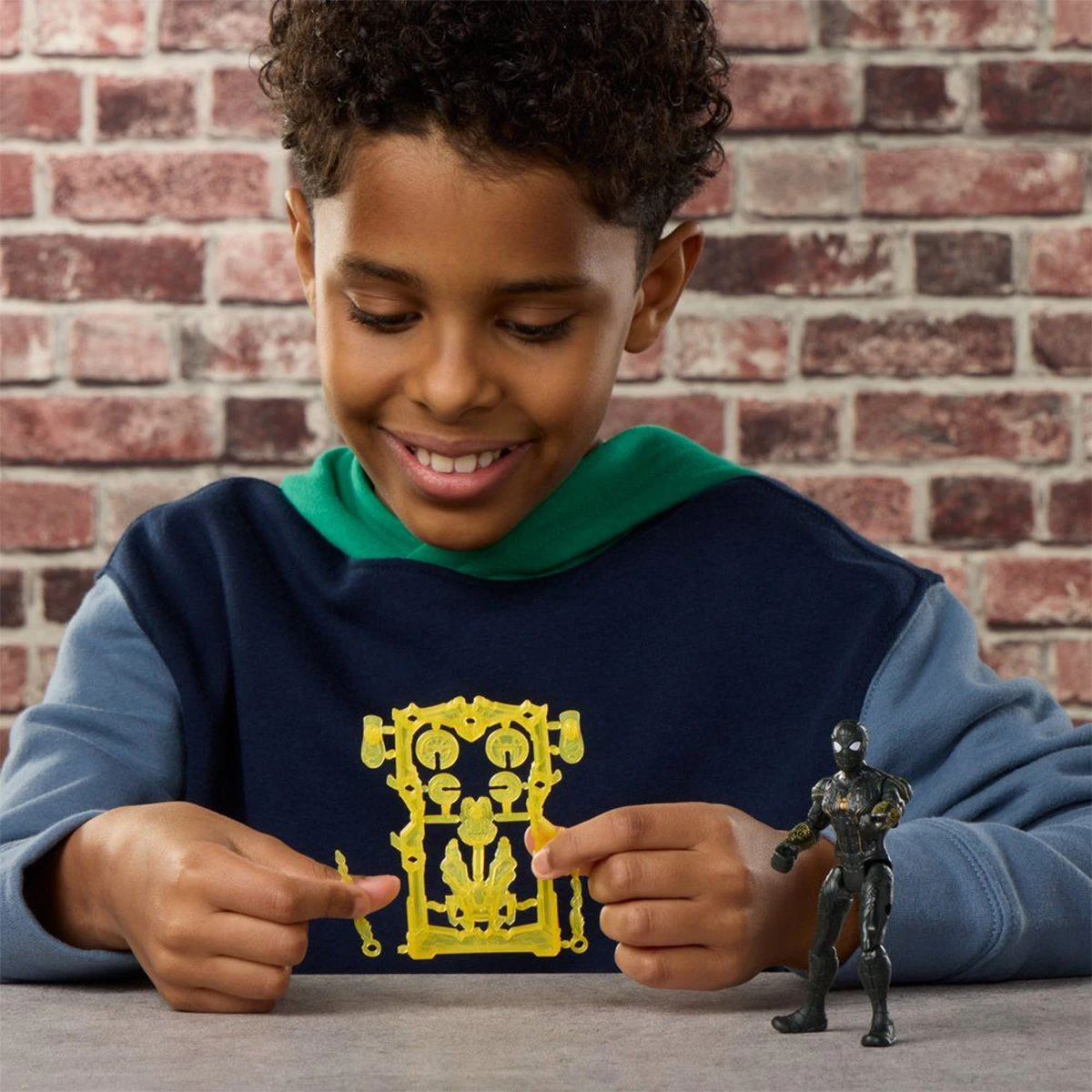 FIGURA DE ACCIÓN MARVEL LEJOS DE CASA ACTIONVERSE TRAJE NEGRO Y DORADO SPIDERMAN - 6