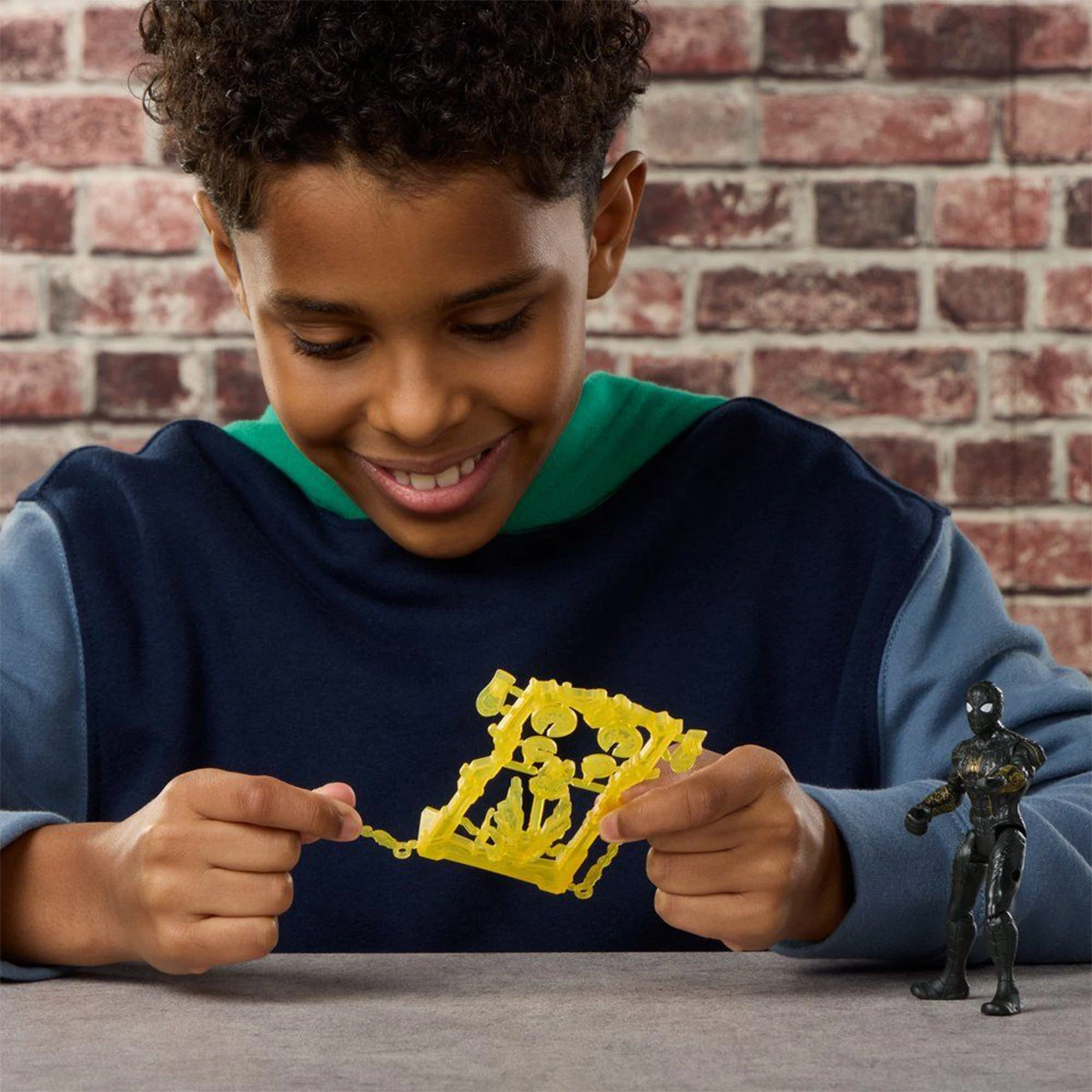 FIGURA DE ACCIÓN MARVEL LEJOS DE CASA ACTIONVERSE TRAJE NEGRO Y DORADO SPIDERMAN - 7