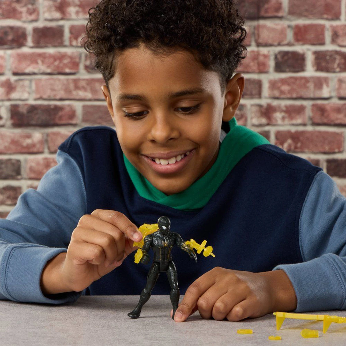 FIGURA DE ACCIÓN MARVEL LEJOS DE CASA ACTIONVERSE TRAJE NEGRO Y DORADO SPIDERMAN - 8