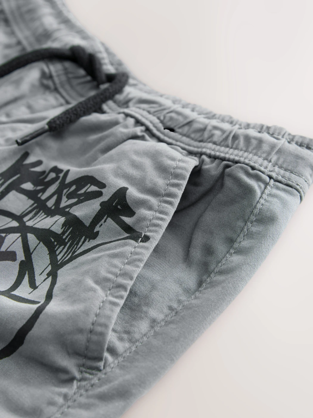 PANTALÓN DE BUZO GRAFFITI NIÑO NEXT - 2
