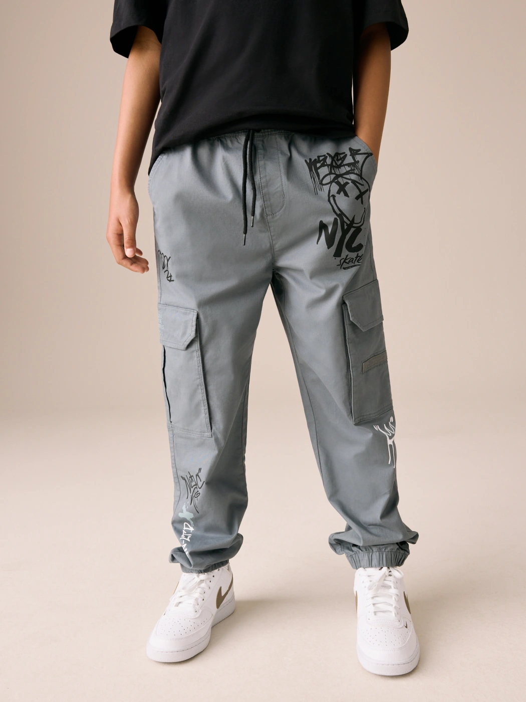 PANTALÓN DE BUZO GRAFFITI NIÑO NEXT - 1