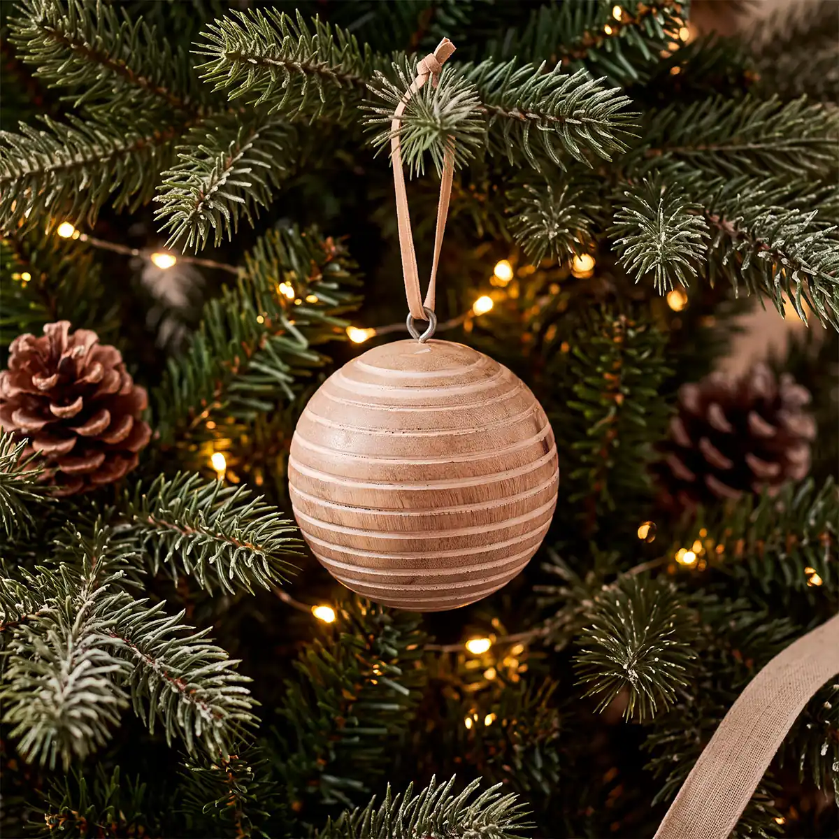 ADORNO NAVIDEÑO PARA ÁRBOL MAISON LINETT ESFERA MADERA RAYAS 8 CM - 1