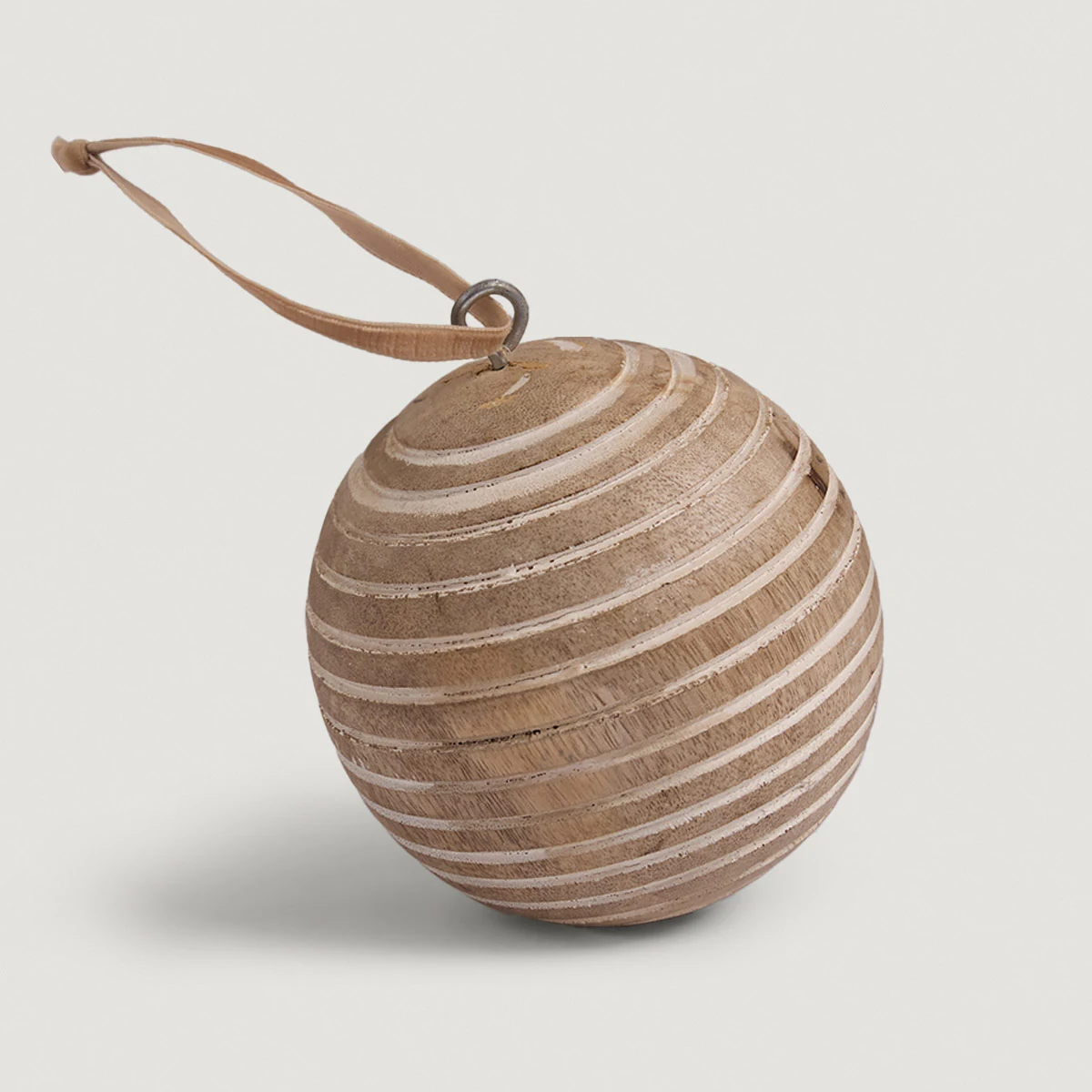 ADORNO NAVIDEÑO PARA ÁRBOL MAISON LINETT ESFERA MADERA RAYAS 8 CM - 2